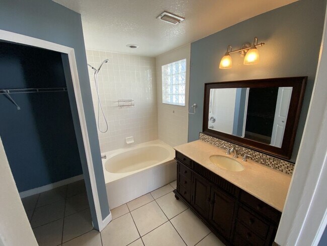 Building Photo - Davenport 3 Bedroom 2 Bathroom Corner Lot!!!