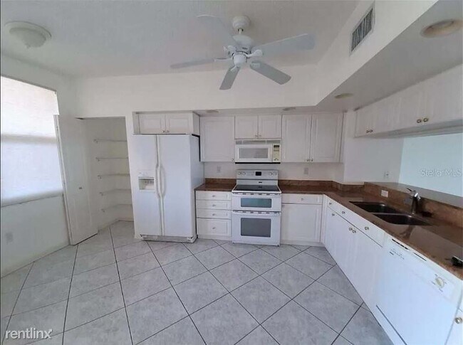 Building Photo - 6495 Shoreline Dr