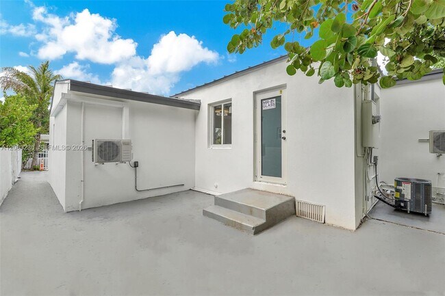 Building Photo - 250 NW 45th St