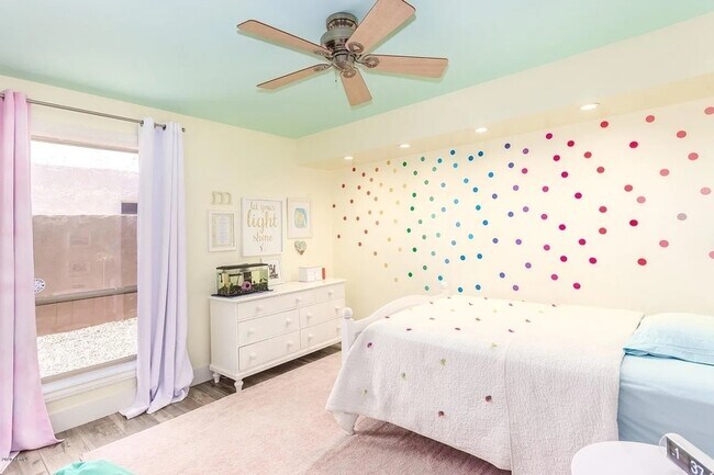 Building Photo - 8070 E Vía Bonita