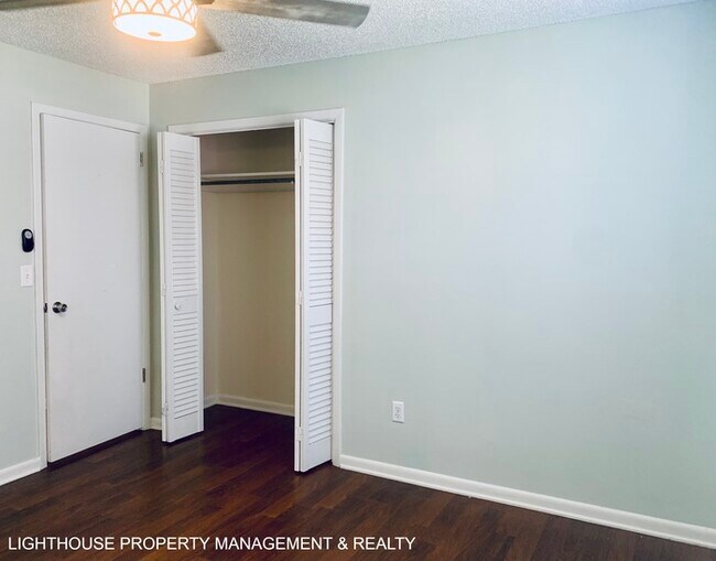 Building Photo - Spacious 4-Bedroom, 2-Bath with Fenced Yar...
