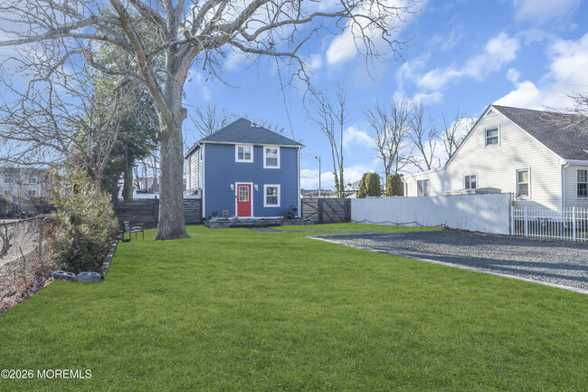 Building Photo - 709 17th Ave
