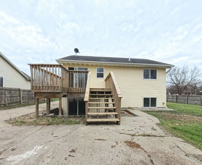 Building Photo - Charming 3 bedroom 2 bathroom home