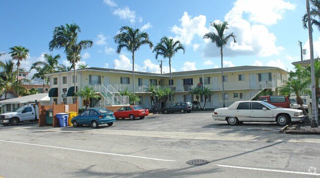 Building Photo - Town & Country Apartments