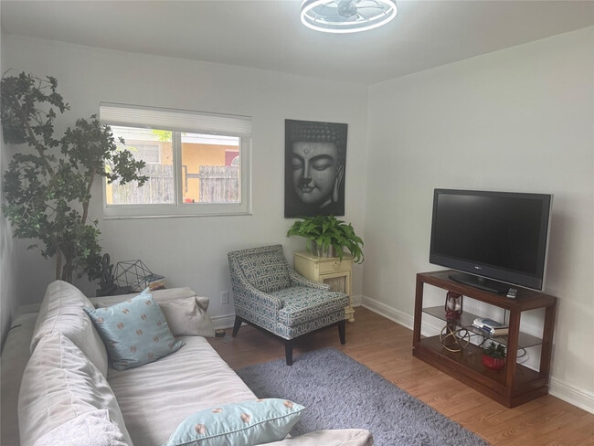 Building Photo - 1107 NW 4th Ave