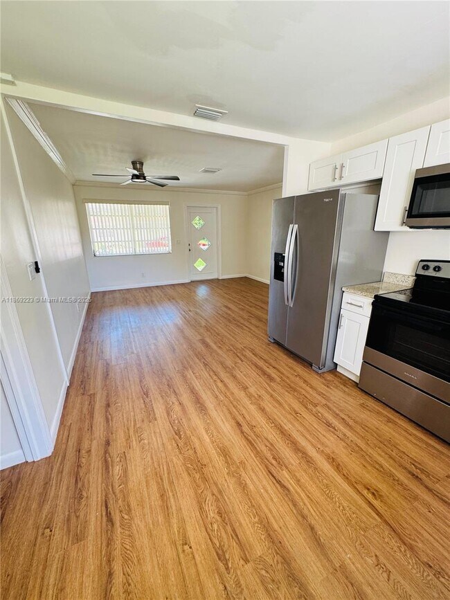 Building Photo - 3 bedroom in Hollywood FL 33021