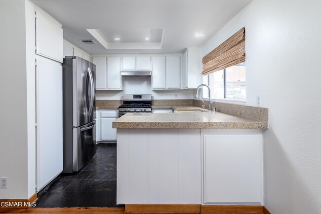 Building Photo - 2 Sparrowhawk Ln