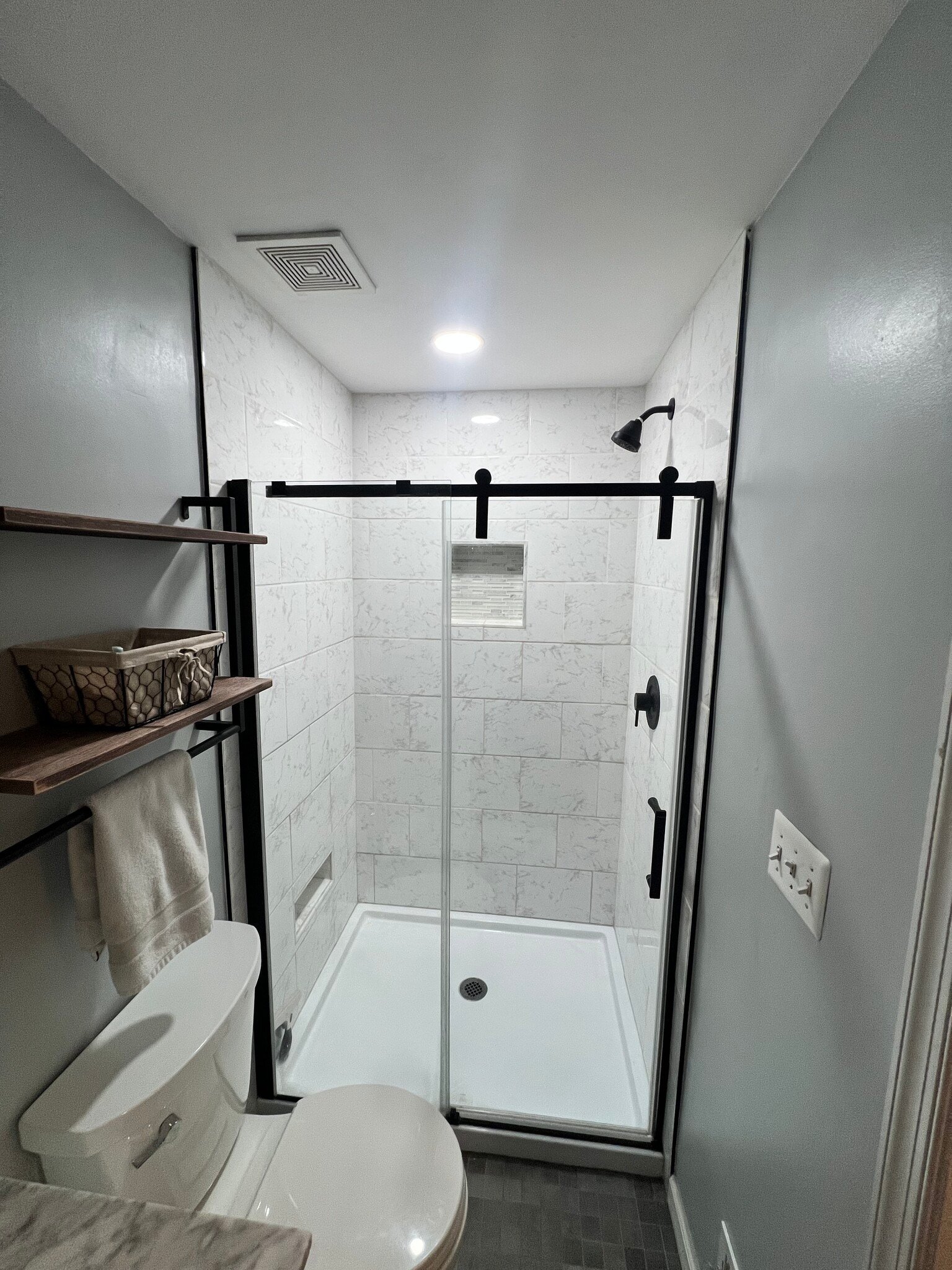floor to ceiling tile - 1706 William St