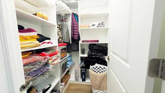 Building Photo - 30W001 Brayman Ct