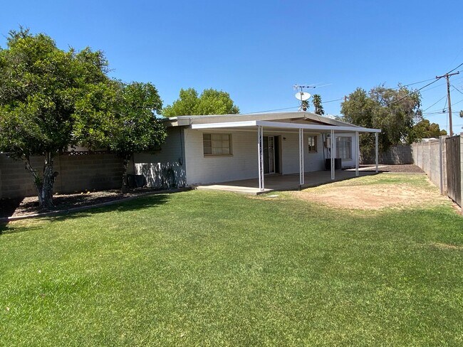 Building Photo - Scottsdale 4 Bed. 1.75 Bath located In Tow...