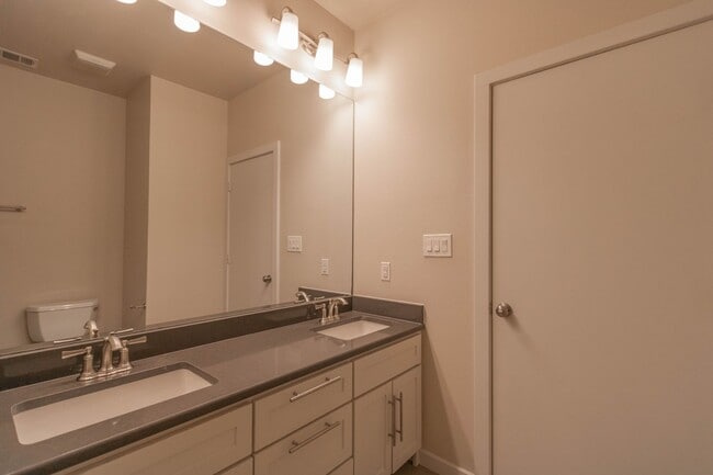 Building Photo - 1702 Forest Hill Dr