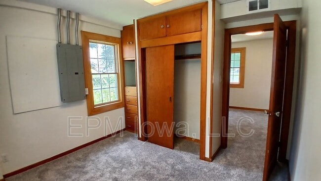Building Photo - 524 S Hackett Rd