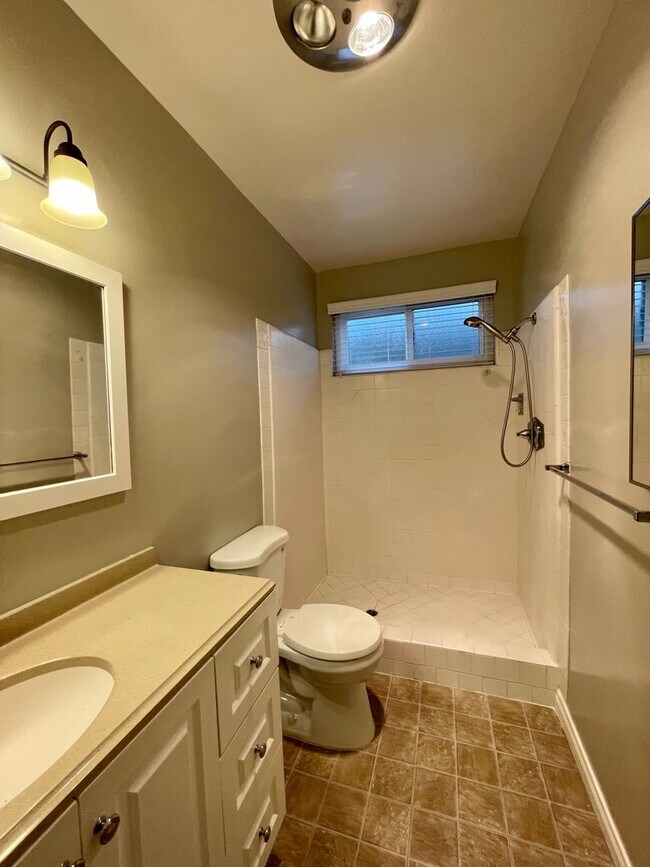 Building Photo - 2 Bedroom, 2 Bath Condo Blocks to the Beach, Pet Friendly, Sunset Views, Parking!