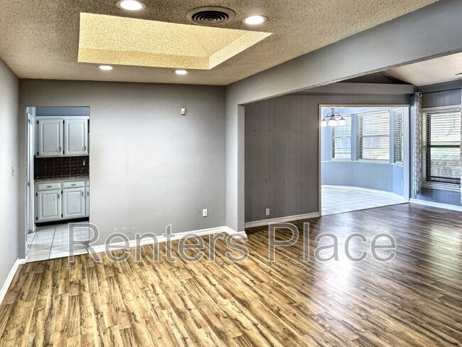 Building Photo - 705 Greenview Cir