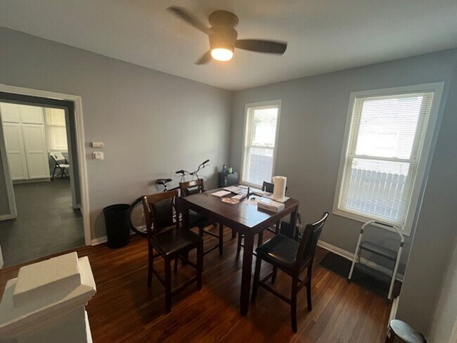 Building Photo - Spacious 3 bed, 1.5 bath duplex