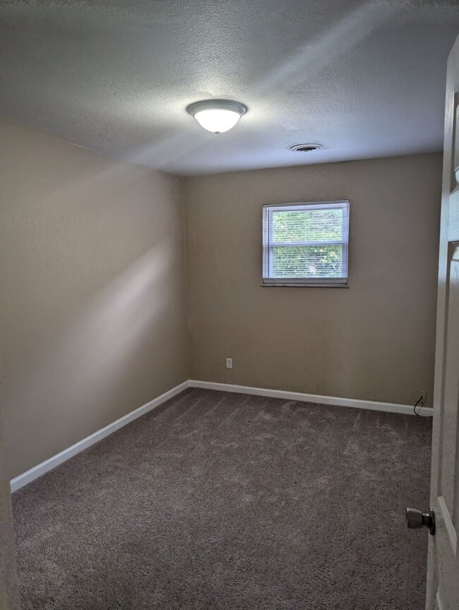 Building Photo - 140 Main Ave