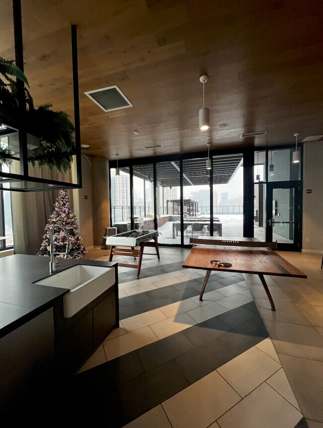 Building Photo - 833 N Clark St