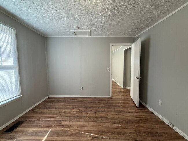 Building Photo - Cottage Style Home Super Close to Downtown!