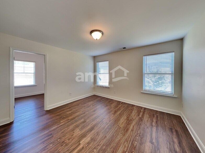 Building Photo - 1347 Weatherbrook Cir