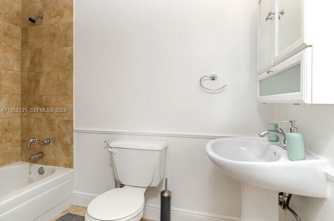 Building Photo - 934 Michigan Ave