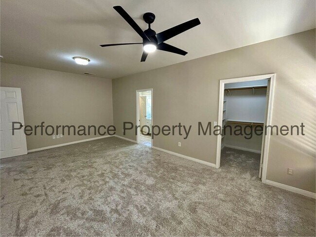 Building Photo - Charming 3 Bed/2 Bath NW Bakersfield Home ...
