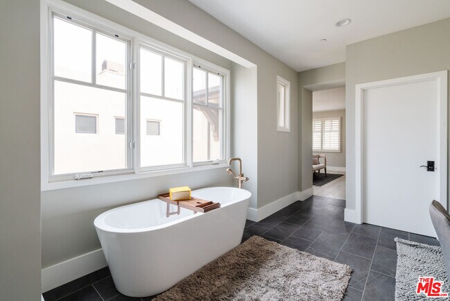 Building Photo - 13065 Bluff Creek Dr