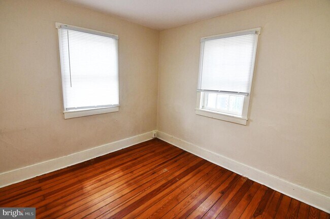 Building Photo - 122 E Monmouth St