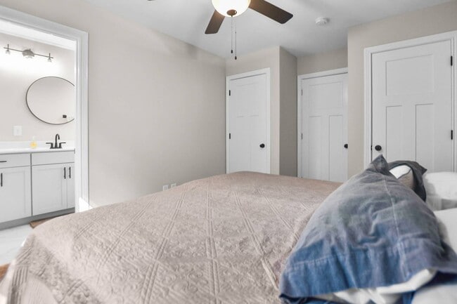 Building Photo - Pet Friendly Two Bedroom!