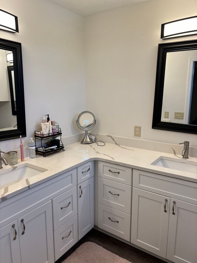 Building Photo - 2115 Country Club Dr
