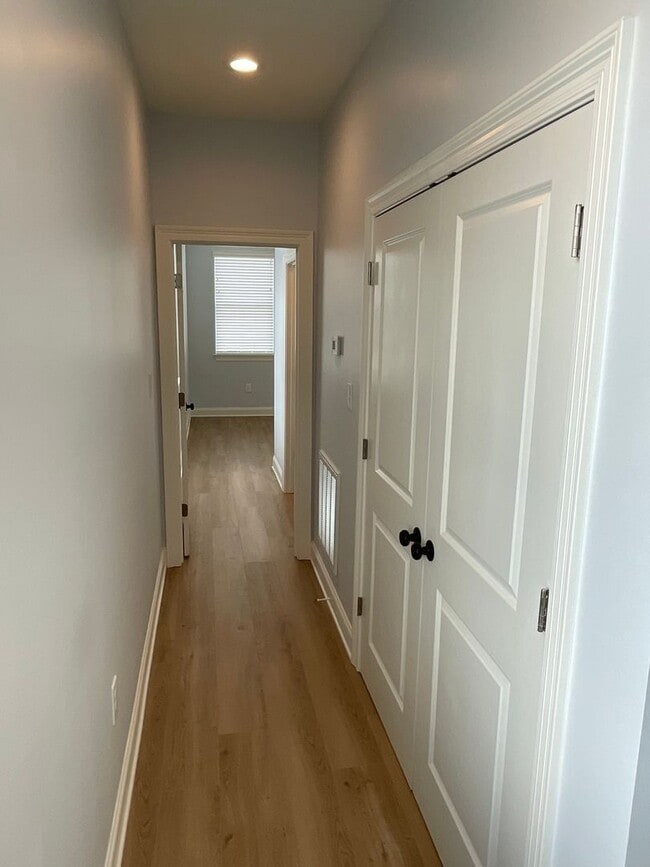 Building Photo - New 3BD/3.5BA w/ Gated Parking, great location Close to Downtown.