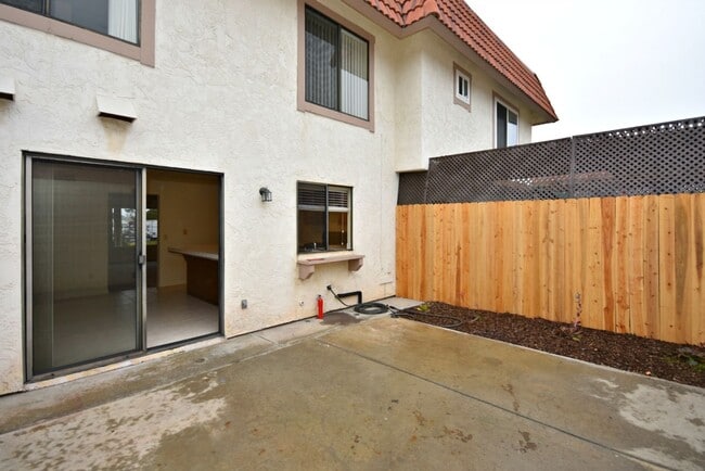 Building Photo - Make this Tanglewood Townhome your cozy home!