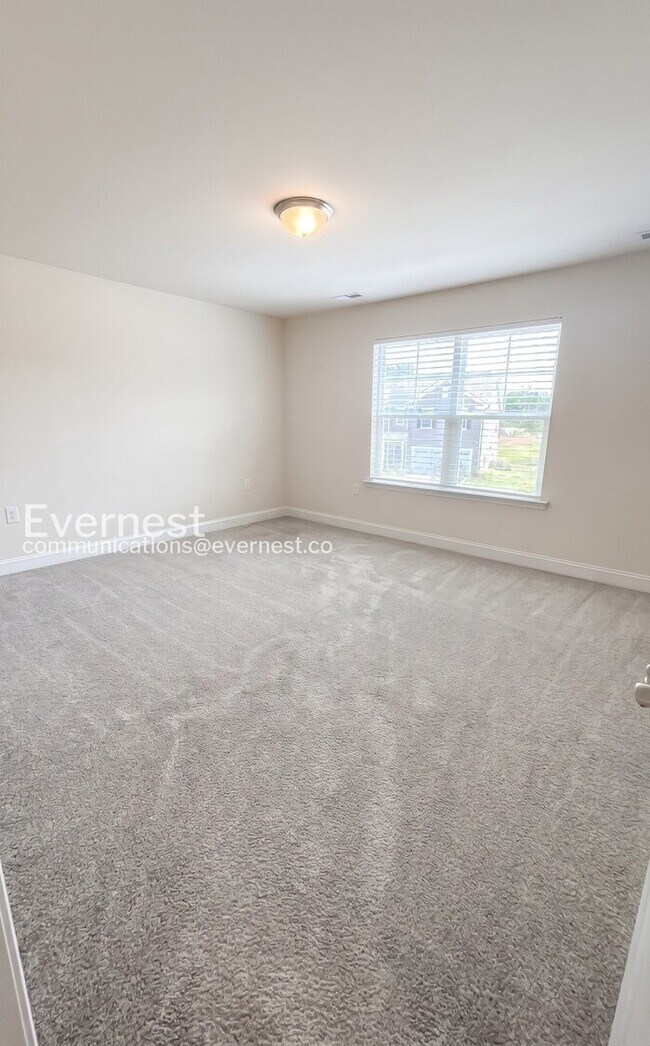 Building Photo - 5 Bed/3 Bath Home with Garage / Pet-Friendly / Available Now!