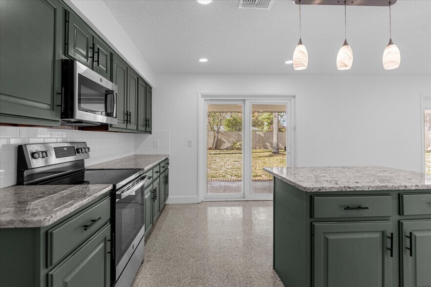 Building Photo - 641 Sherwood Dr