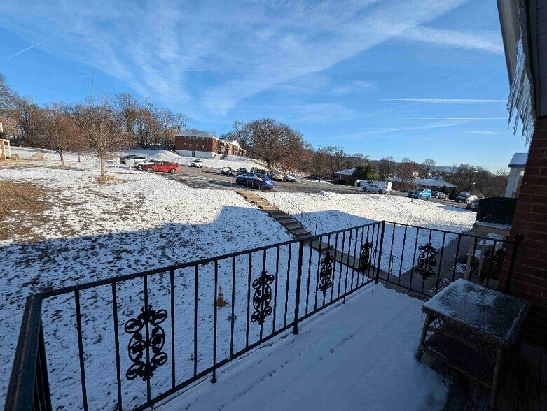 Building Photo - 3 Colonial Rd