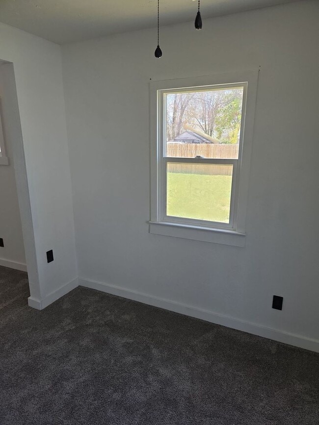 Building Photo - Newly Upgraded 2-Bedroom Home Available Now!