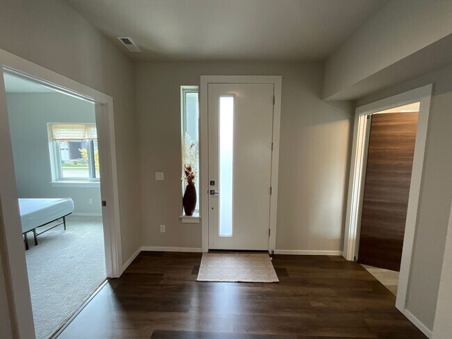 Building Photo - Stunning Black Diamond home-Ten Trails (Pinewood Plan) - Available Early to Mid June