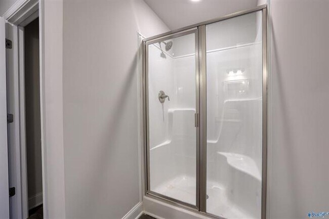 Building Photo - Fall in love with this stunning 4-bedroom, 3-bathroom full-brick ranch home