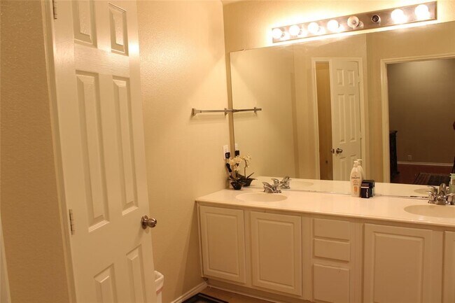 Building Photo - 3917 Glenwyck Dr