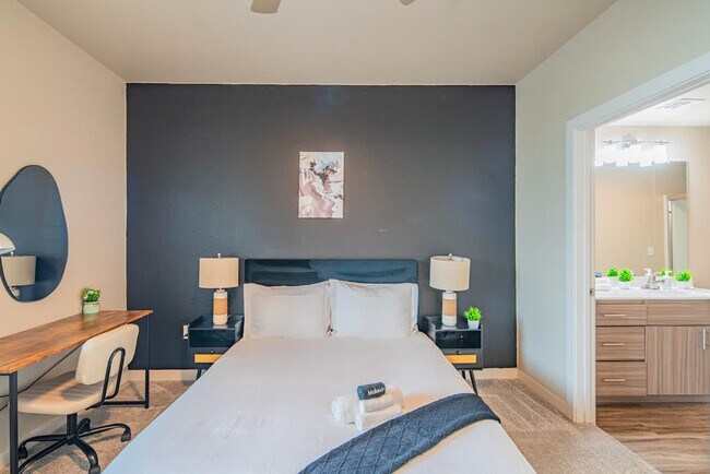 Building Photo - 1890 S Country Club Way