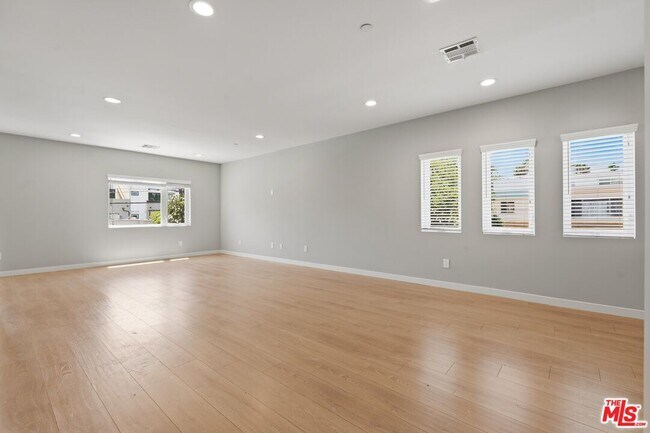 Building Photo - 6119 Fountain Ave