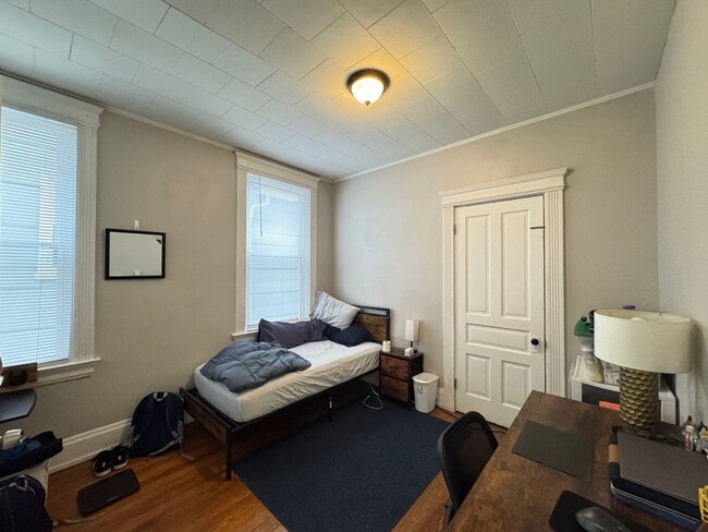 Building Photo - 5 Bed/ 2 Bath on Fairview mins. from UC Campus Only $575/pp ($2,875/mo) + Free Wifi! AND a $250 s...