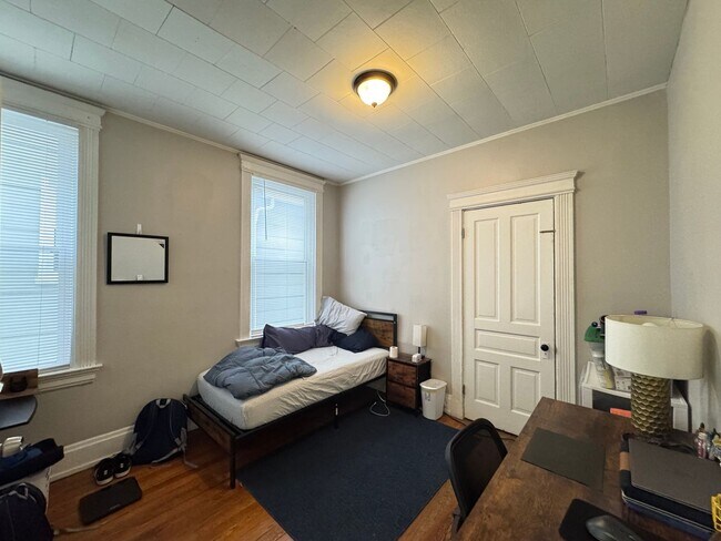 Building Photo - 5 Bedroom/ 2 Bathroom on Fairview Mins. from UC Campus Only $600/pp ($3,000/mo)!