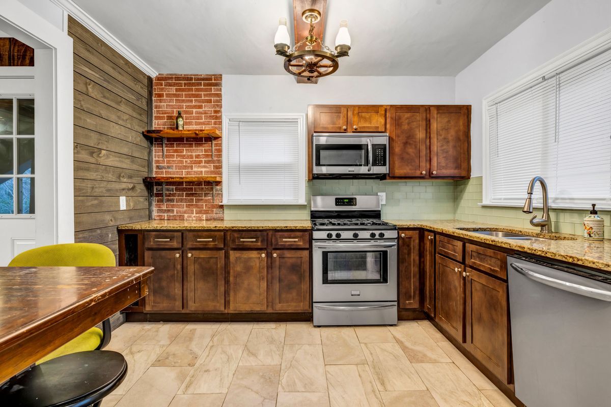 Building Photo - 1747 Parkhill Dr
