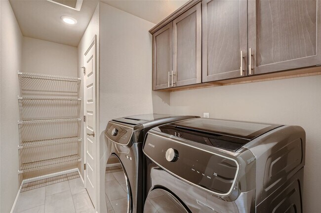 Building Photo - Stunning design and spacious floor plan nestled in the amazing Tahoma Ridge neighborhood.