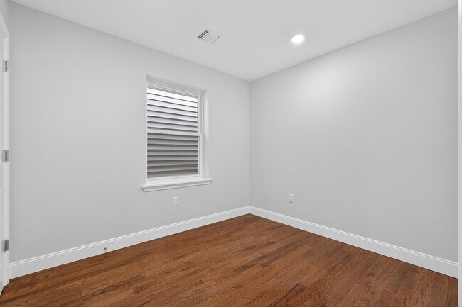 Building Photo - 40 E 5th St