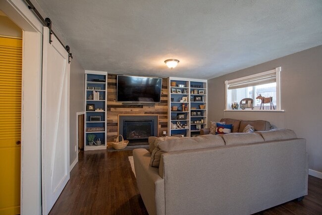 Building Photo - Charming 3-Bedroom Home on a Spacious Corn...
