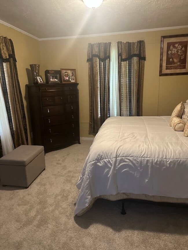 Building Photo - Refurbished - 3 bdrm 1.5 bath