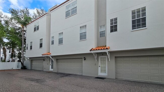 Building Photo - 608 S Matanzas Ave