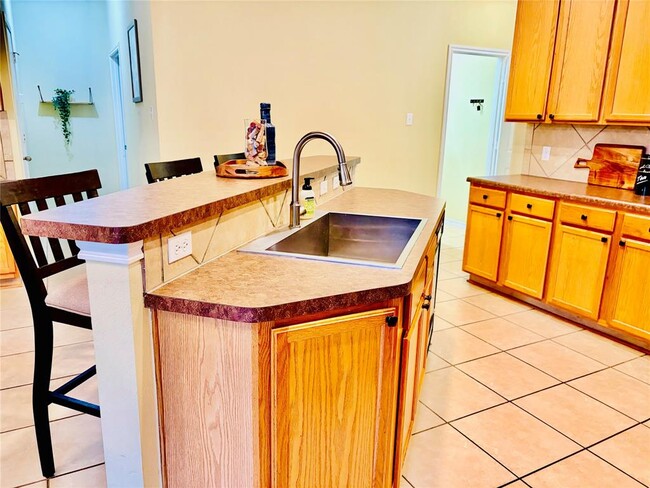 Building Photo - 18720 Royal Pointe Dr