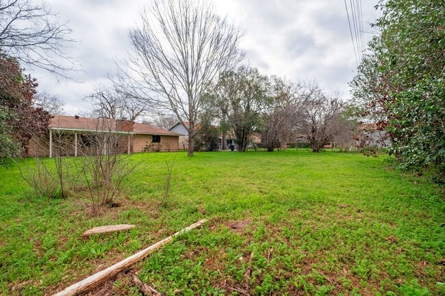 Building Photo - Simple 3 Bedroom, 2 Bath Home in South Aus...